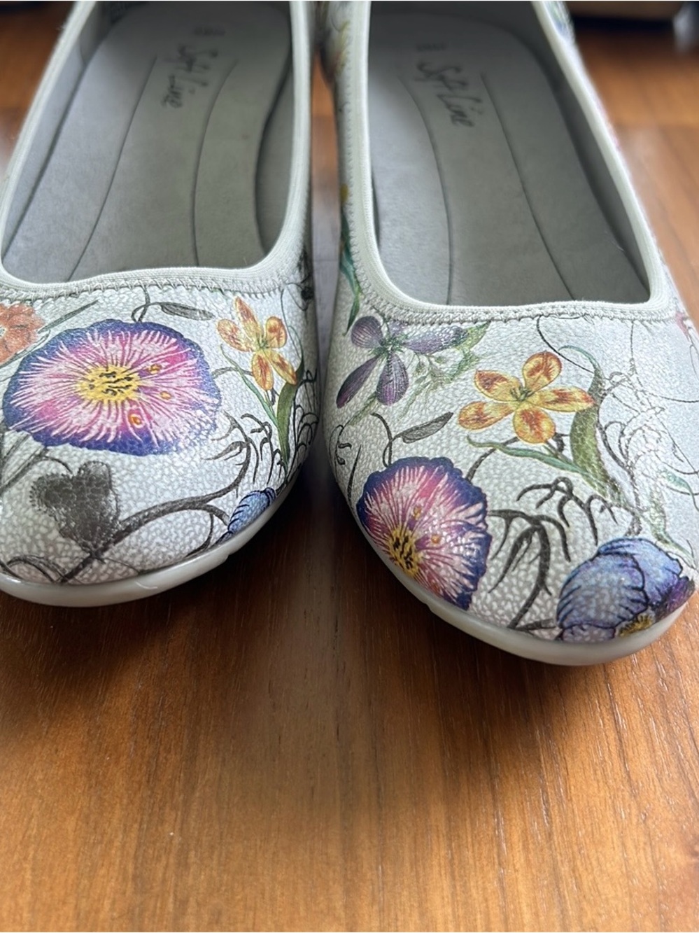Gray floral pumps - Picture 7 of 10